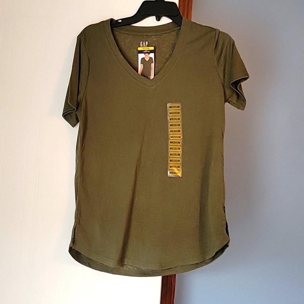 🆕️  GAP Woman's V-neck Tee Size Medium